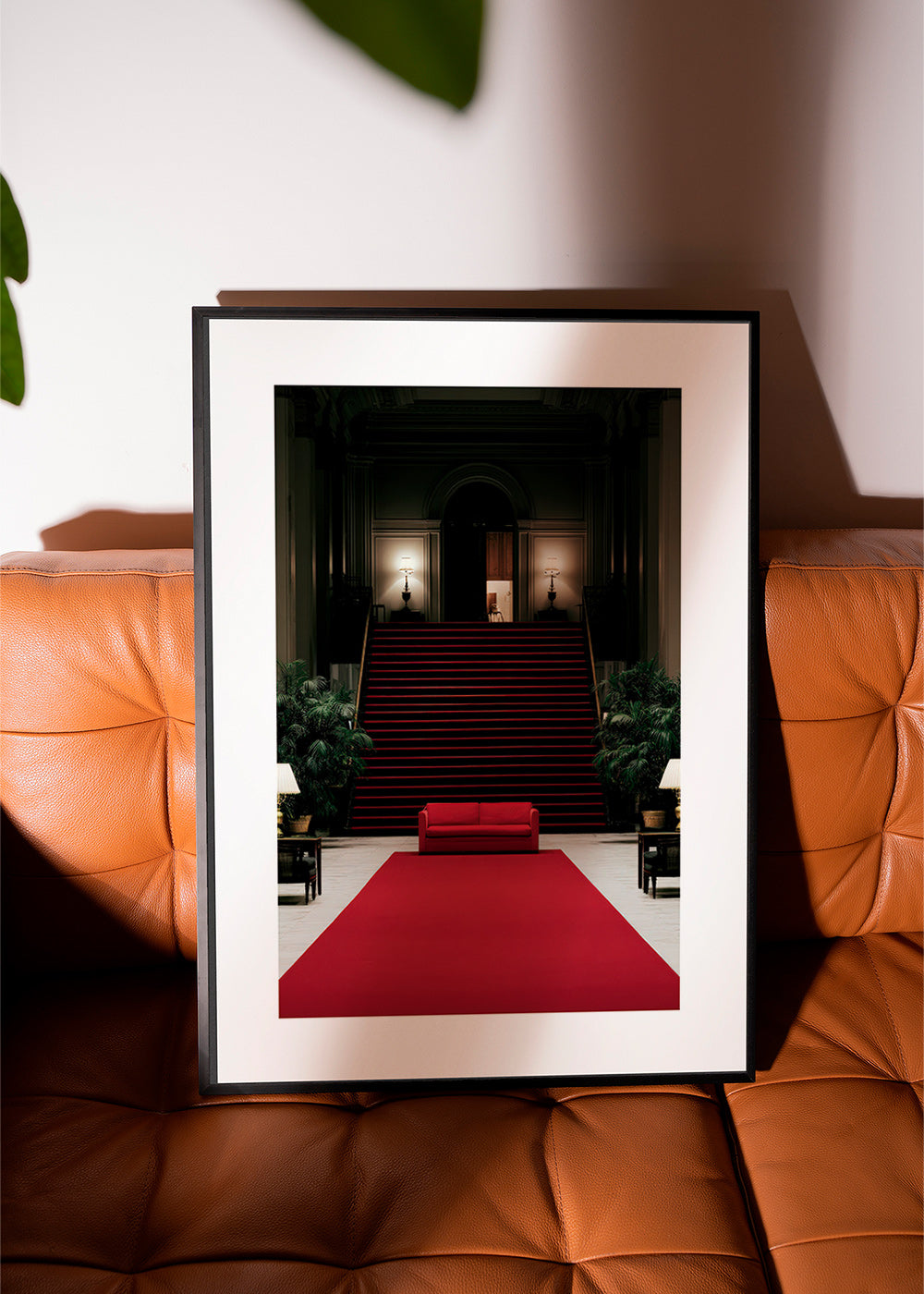 Treppenhaus-Fotografie mit rotem Teppich