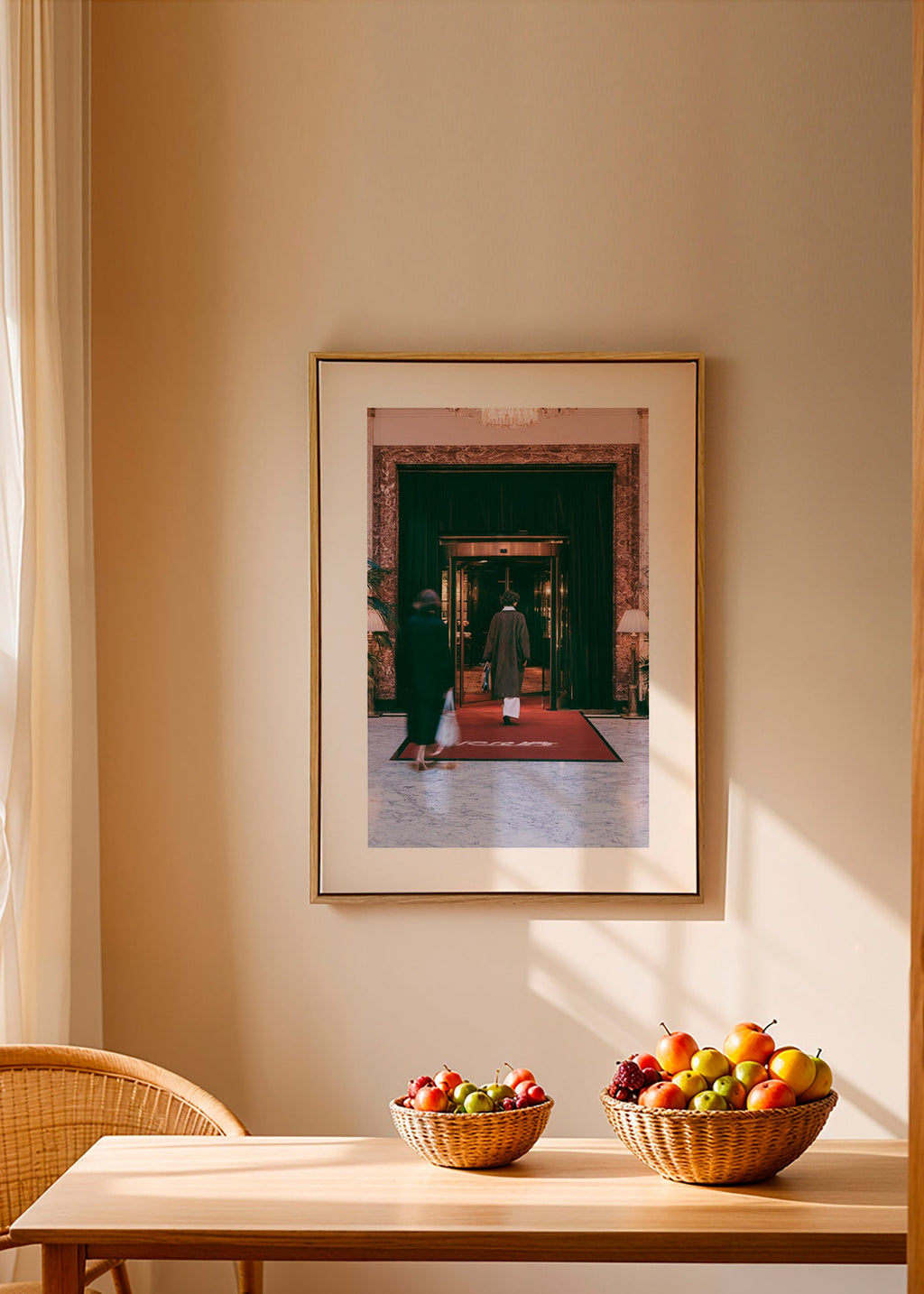Fotografie des Hoteleingangs mit rotem Teppich