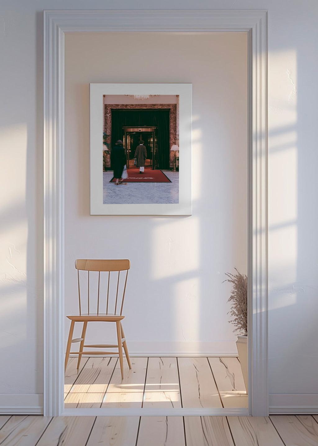Fotografie des Hoteleingangs mit rotem Teppich