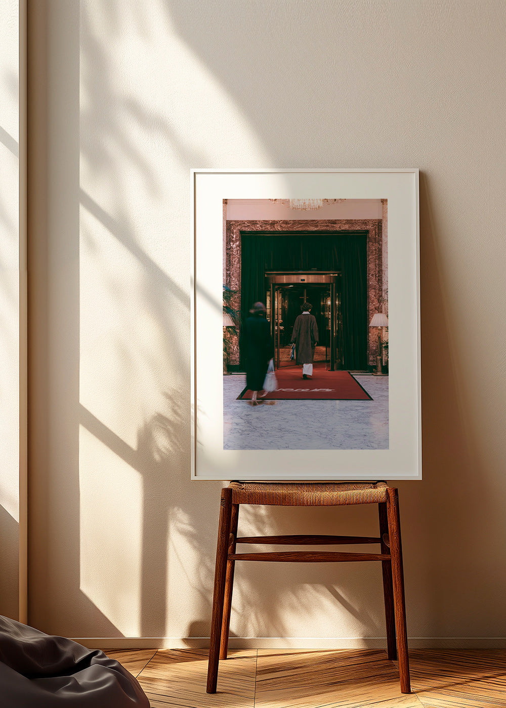 Fotografie des Hoteleingangs mit rotem Teppich