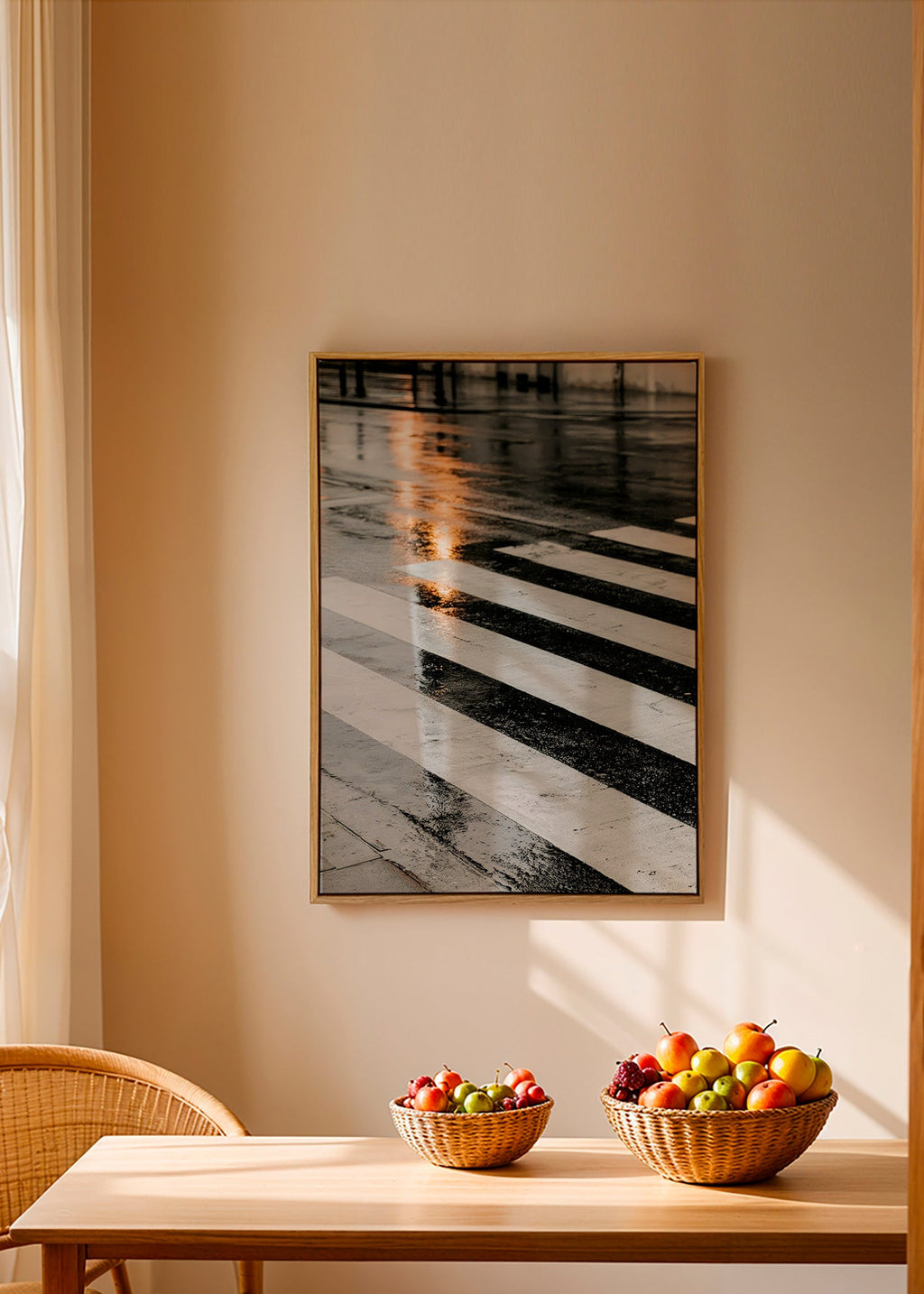 Fotografie: nasser Zebrastreifen in der Stadt