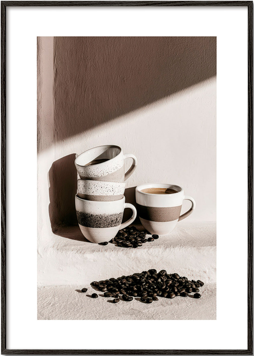 Küchenkunst mit gestapelten Tassen und Kaffeebohnen