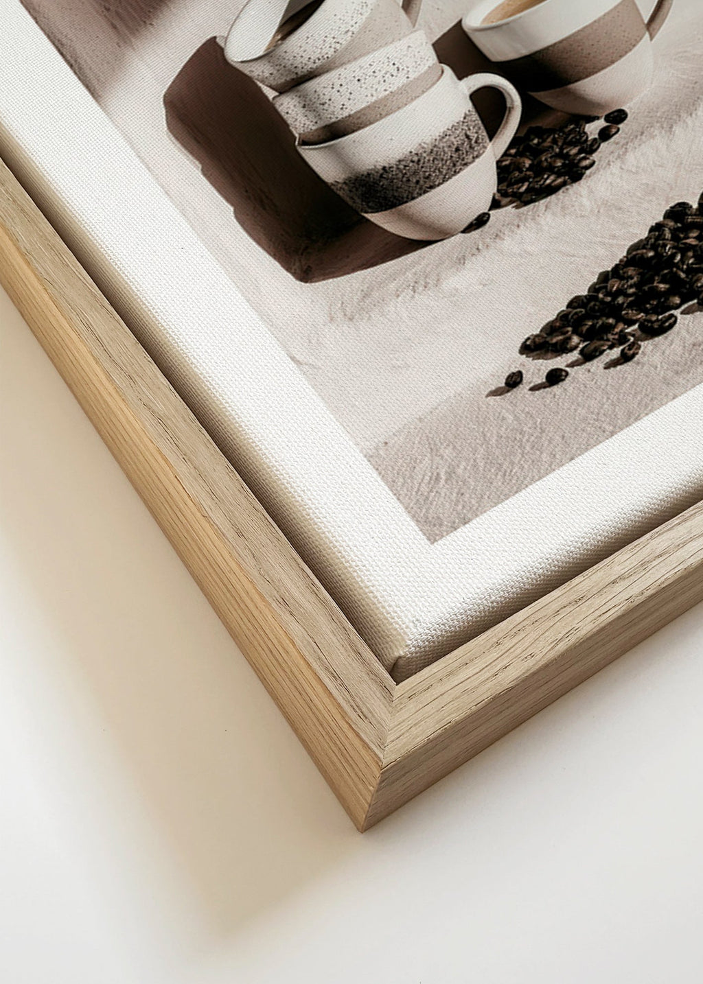 Küchenkunst mit gestapelten Tassen und Kaffeebohnen