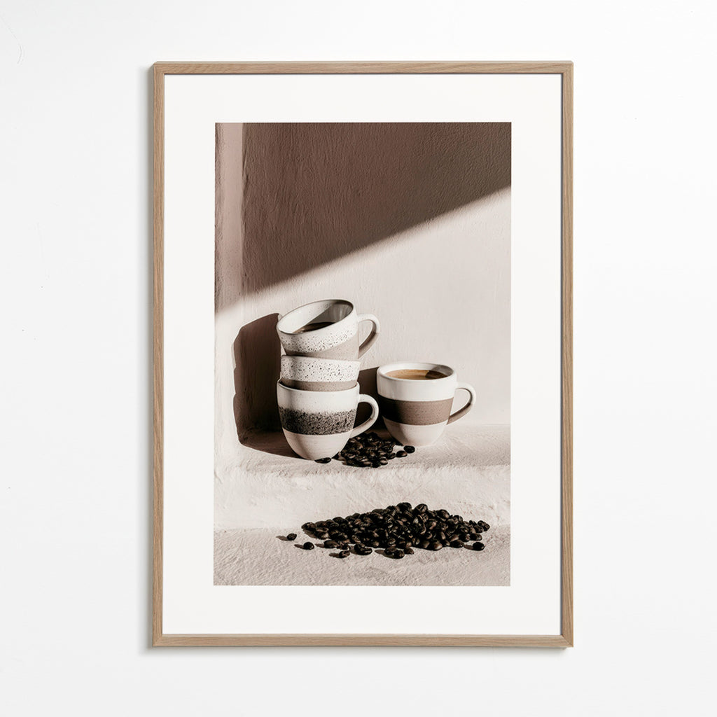 Küchenkunst mit gestapelten Tassen und Kaffeebohnen