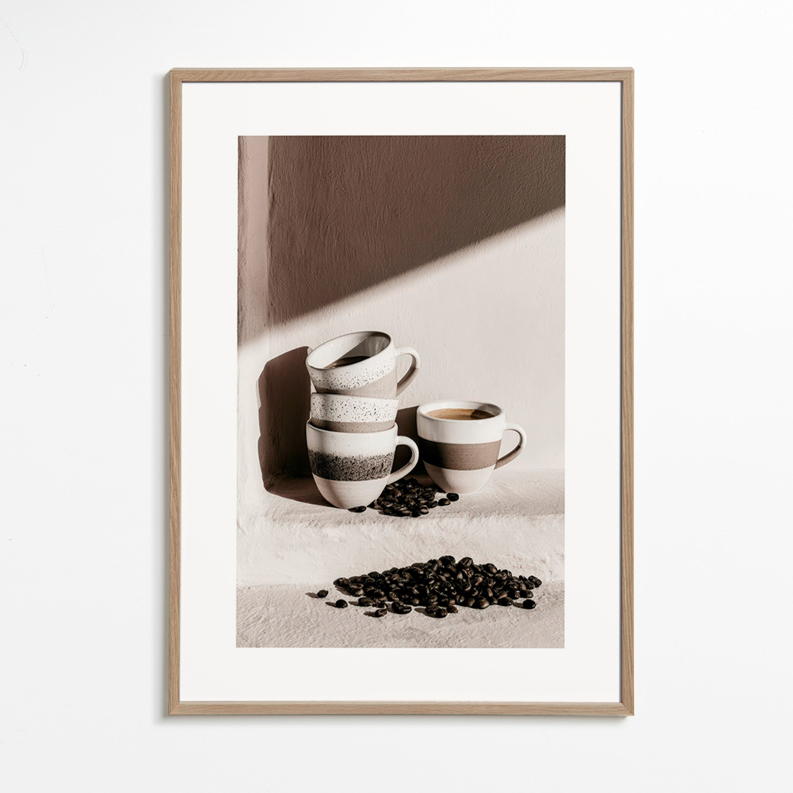 Küchenkunst mit gestapelten Tassen und Kaffeebohnen