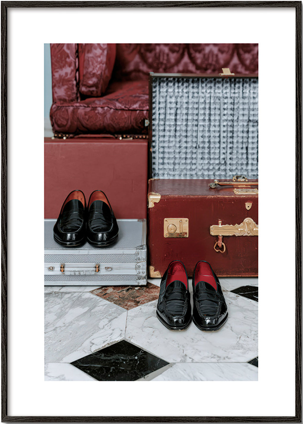 Reisebild mit Vintage-Koffern und polierten Slippern