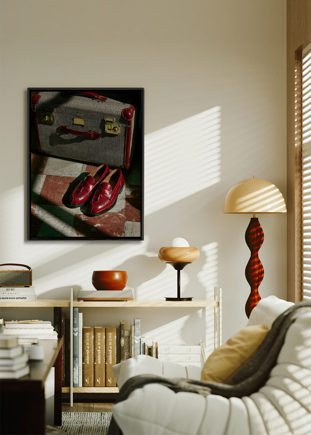 Reisefotografie mit Vintage-Koffer und roten Schuhen