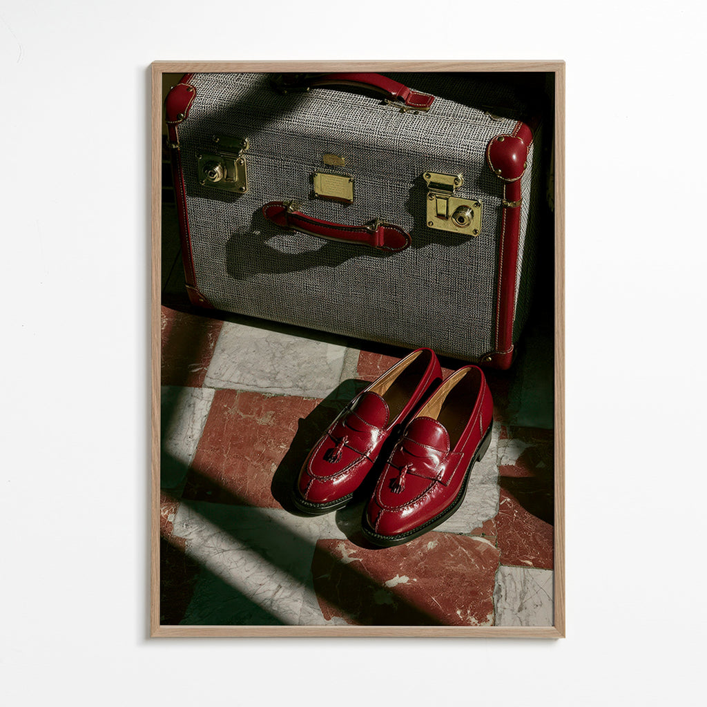 Reisefotografie mit Vintage-Koffer und roten Schuhen