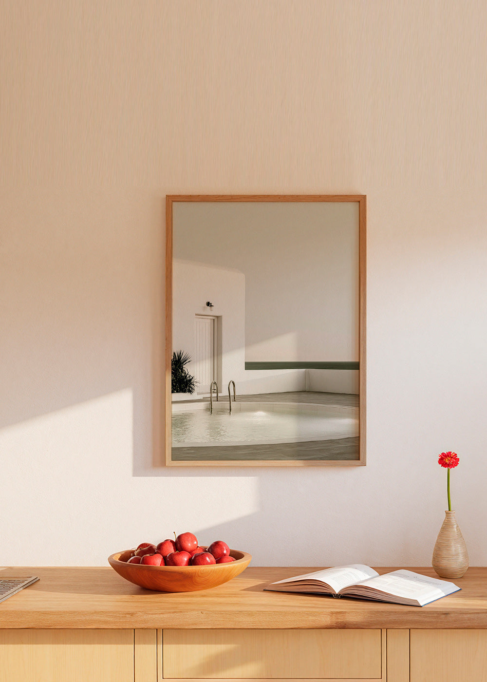 Fotografie eines minimalistischen Pools und weißer Architektur
