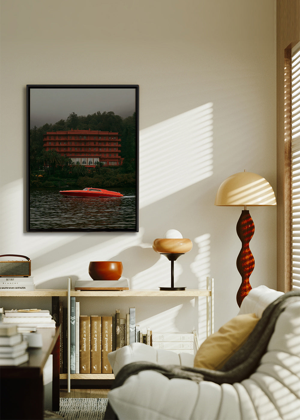 Landschaftsbild mit rotem Hotel und Schnellboot