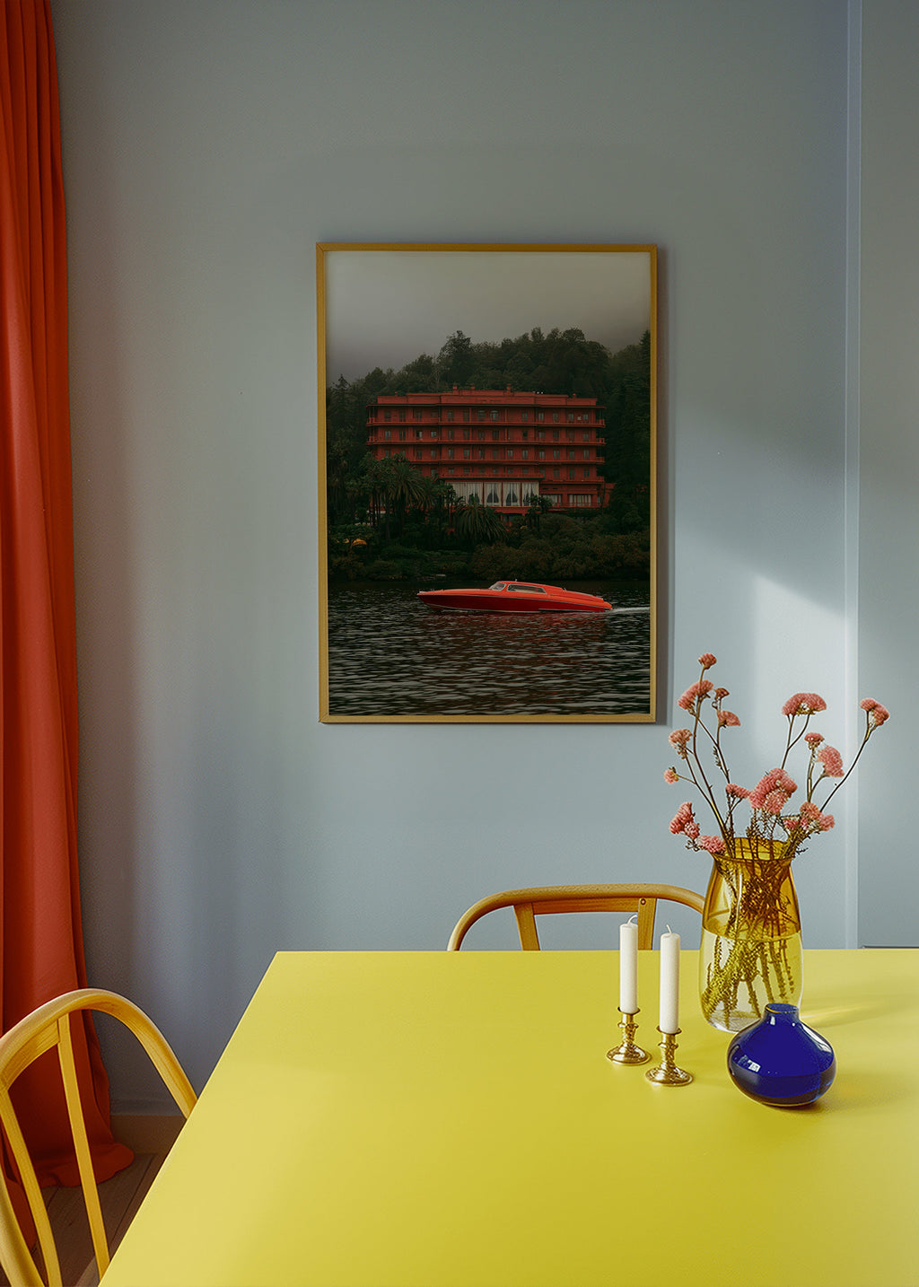 Landschaftsbild mit rotem Hotel und Schnellboot