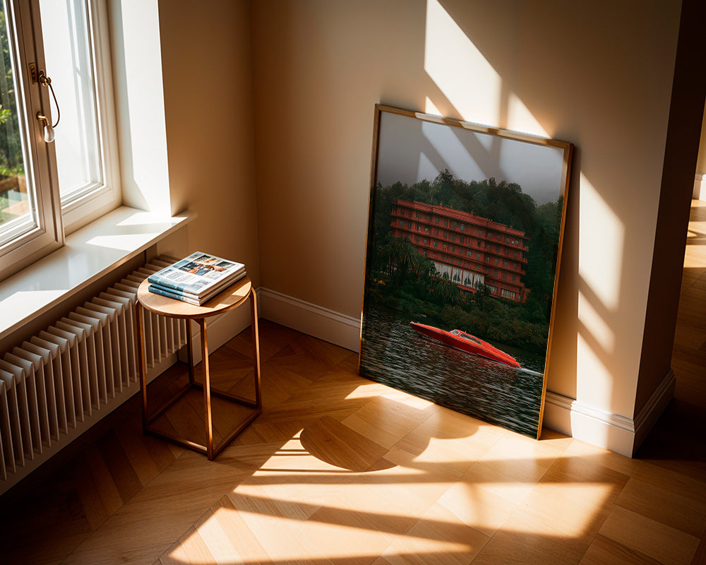 Landschaftsbild mit rotem Hotel und Schnellboot