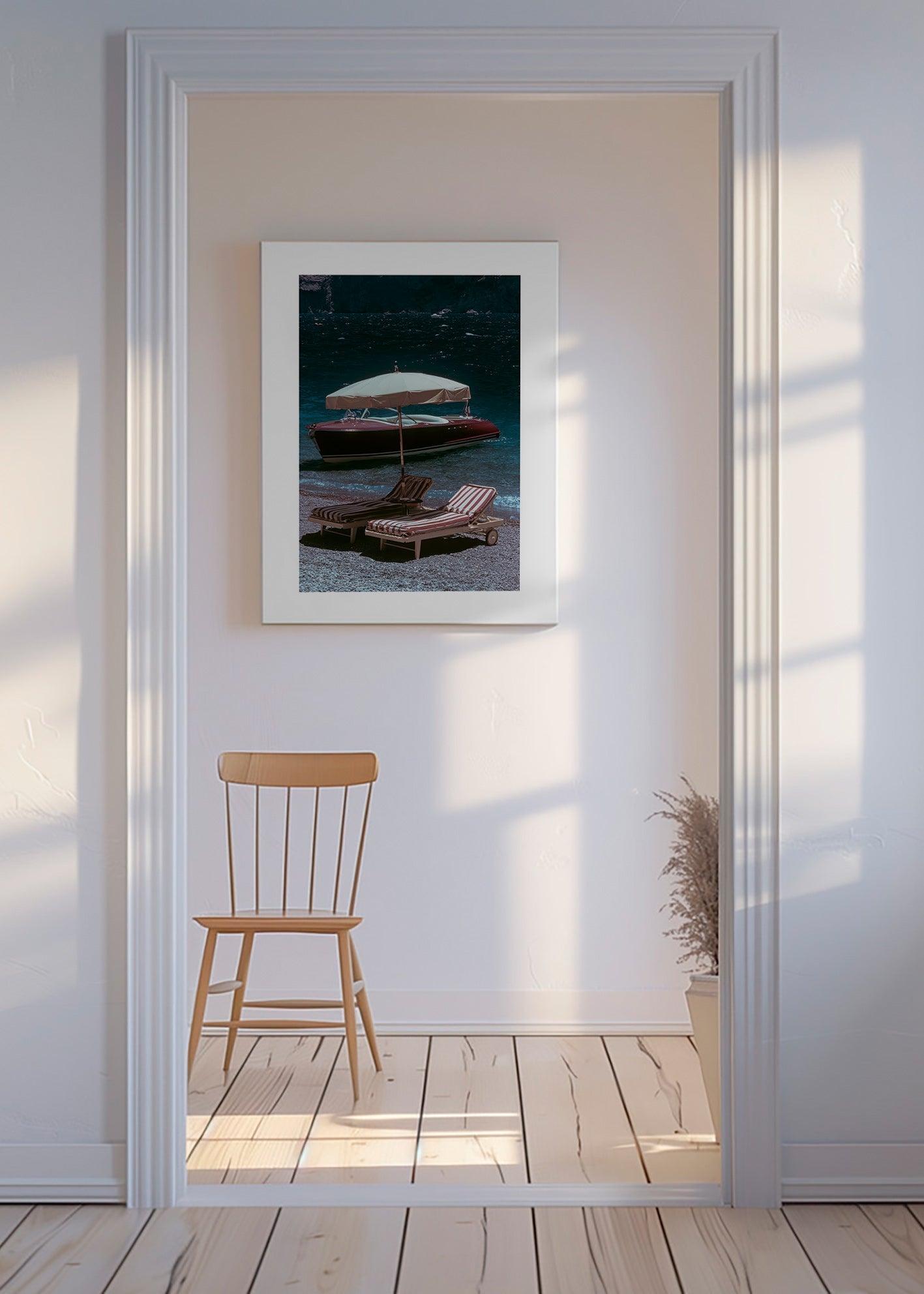 Landschaftsbild mit klassischem Boot und Liegen am Ufer
