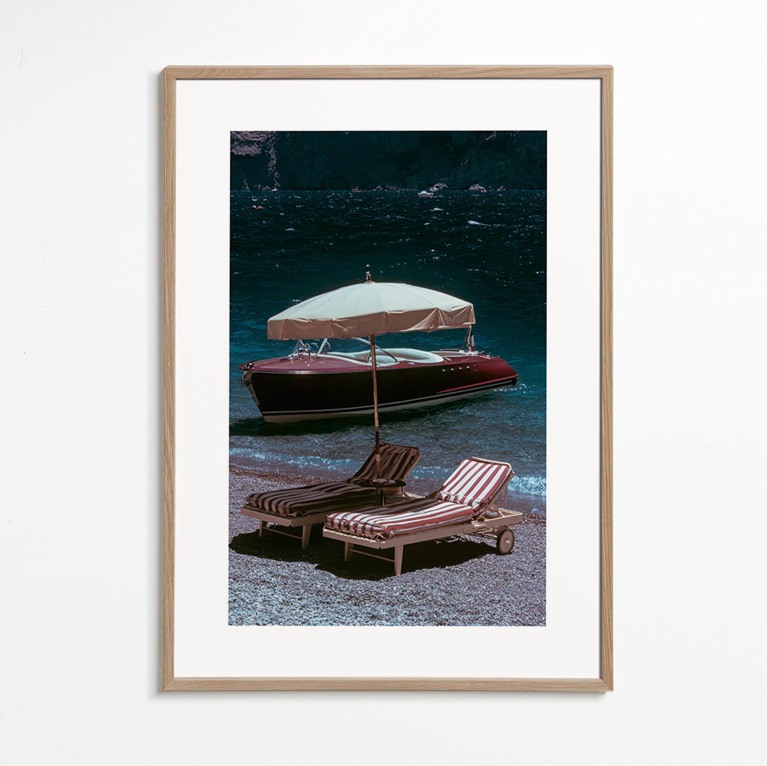 Landschaftsbild mit klassischem Boot und Liegen am Ufer
