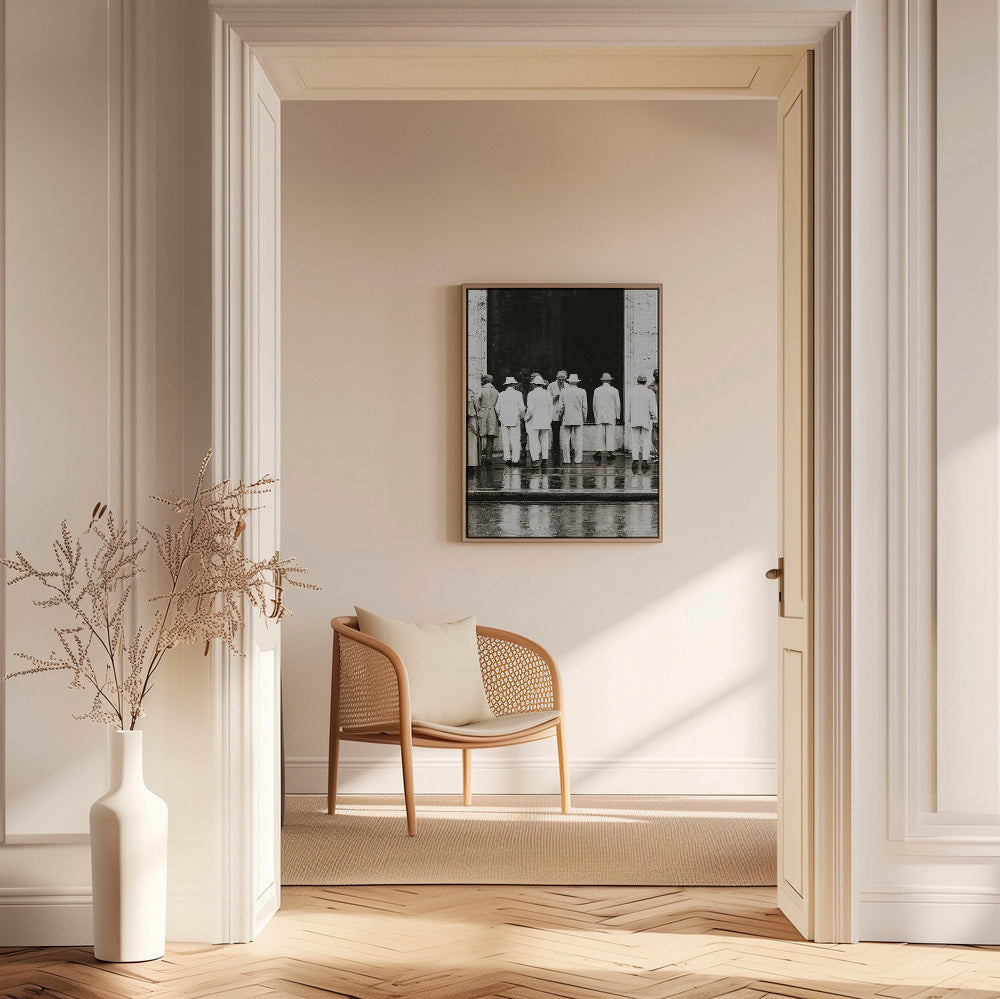 Schwarzweiß-Fotografie: Männer von hinten im Regen