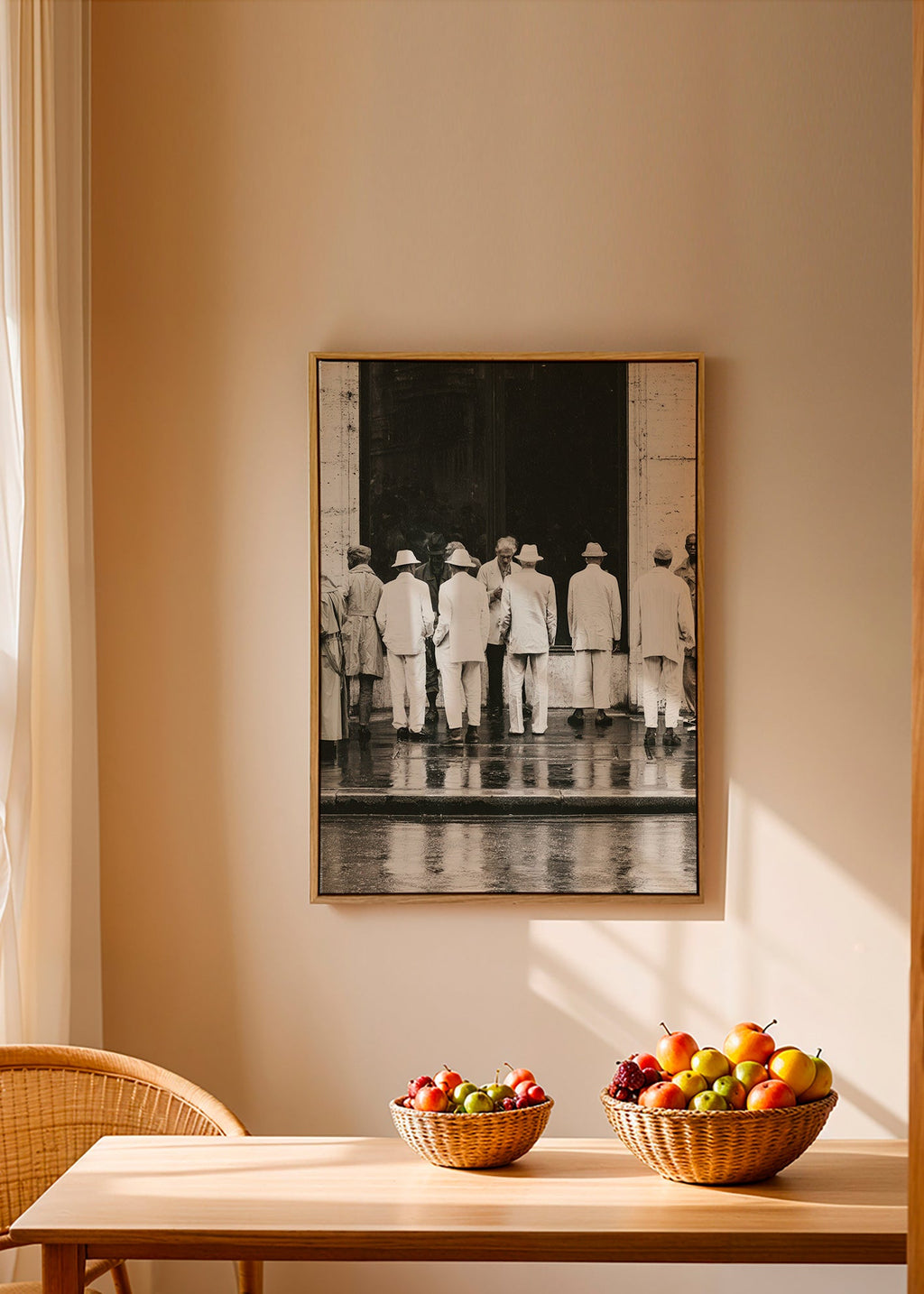 Schwarzweiß-Fotografie: Männer von hinten im Regen
