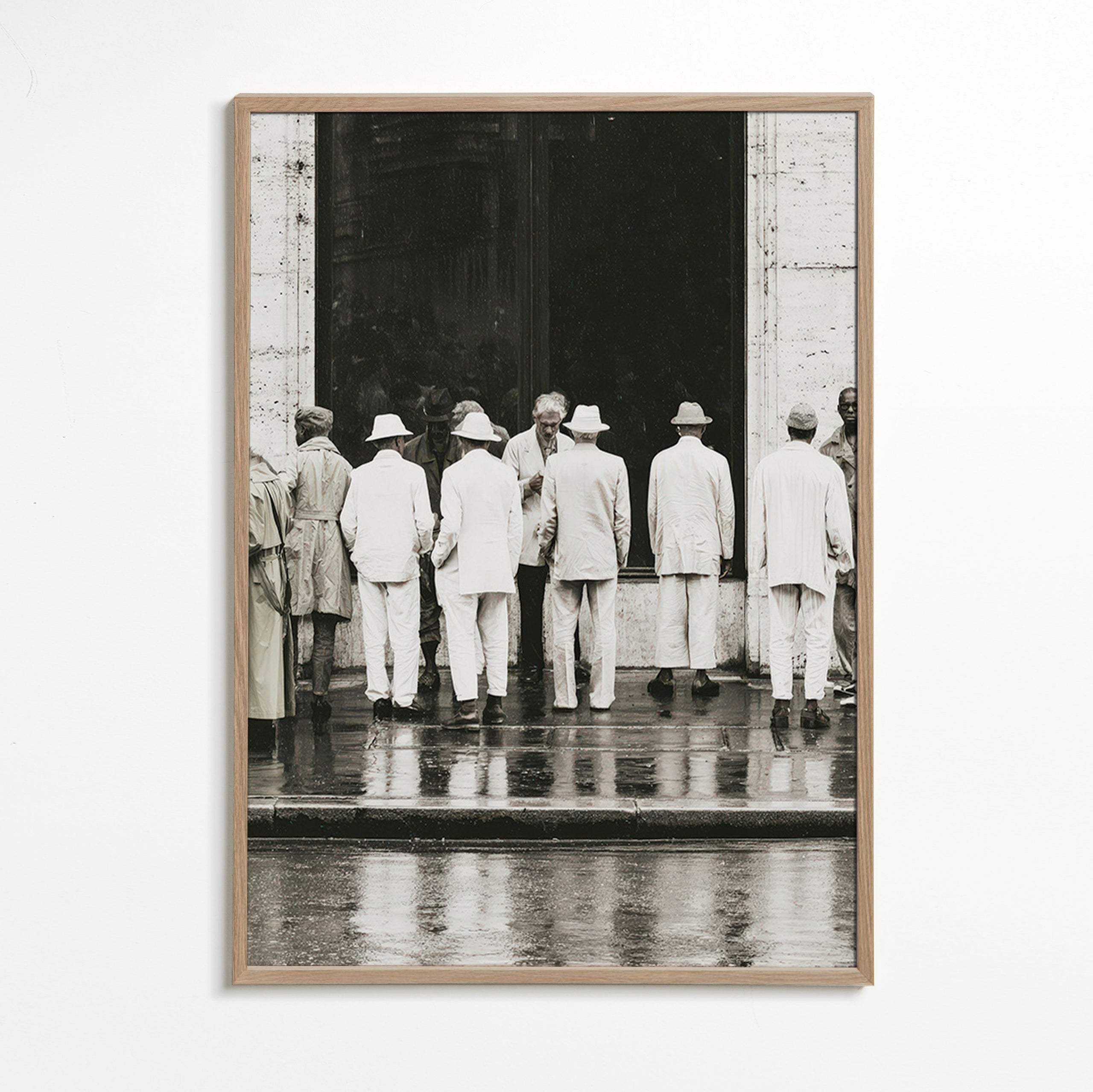 Schwarzweiß-Fotografie: Männer von hinten im Regen