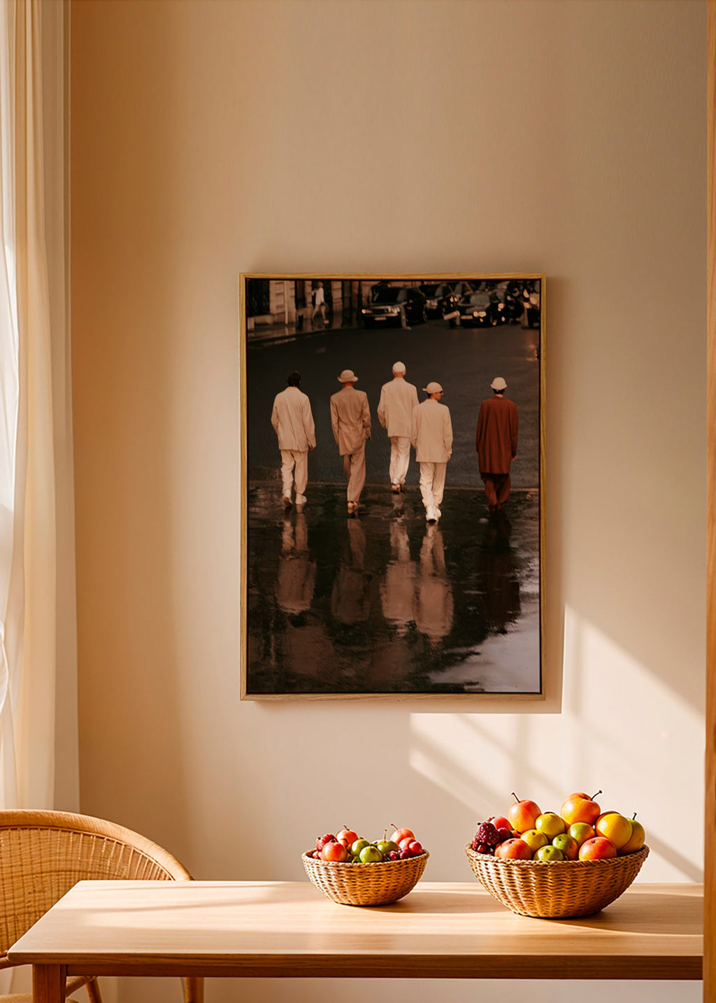 Fotografie: fünf Personen gehen durch nasse Straßen