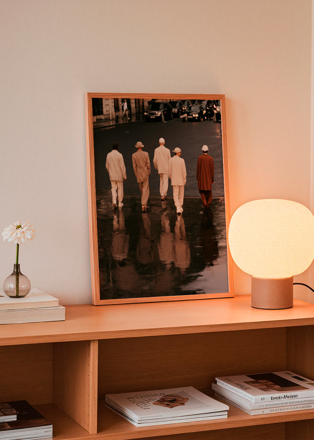 Fotografie: fünf Personen gehen durch nasse Straßen