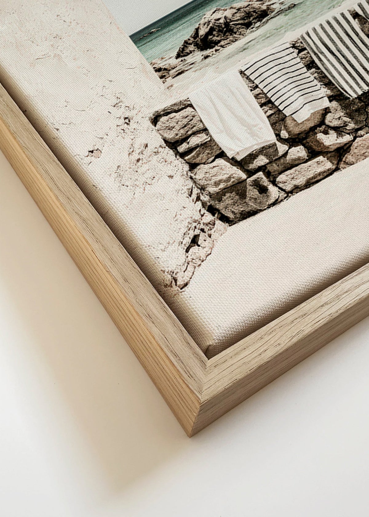 Küstenlandschaft mit aufgehängten Handtüchern