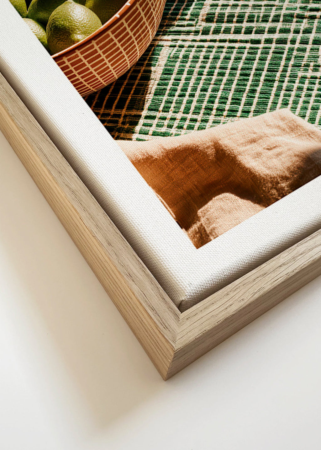 Küchenkunst mit Limetten in Schale und grafischem Tuch