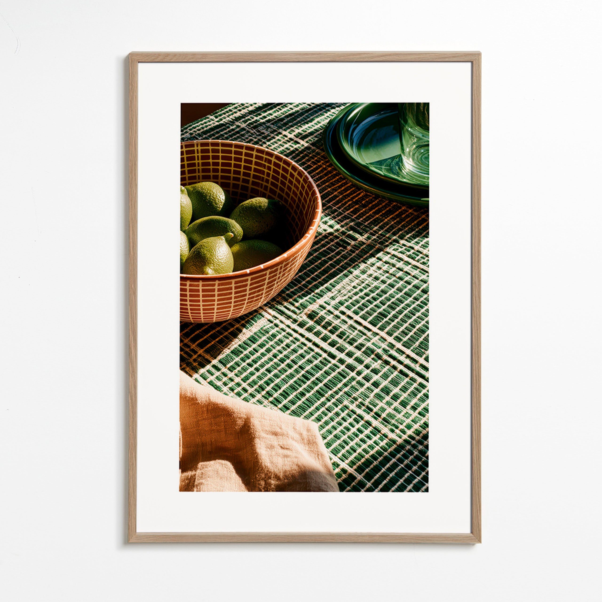 Küchenkunst mit Limetten in Schale und grafischem Tuch